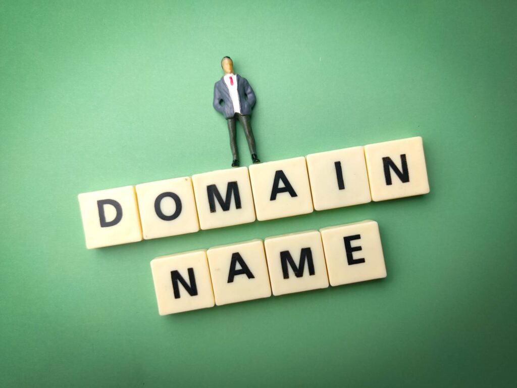 Domain kaufen nicht mieten Coverbild Domain kaufen für immer