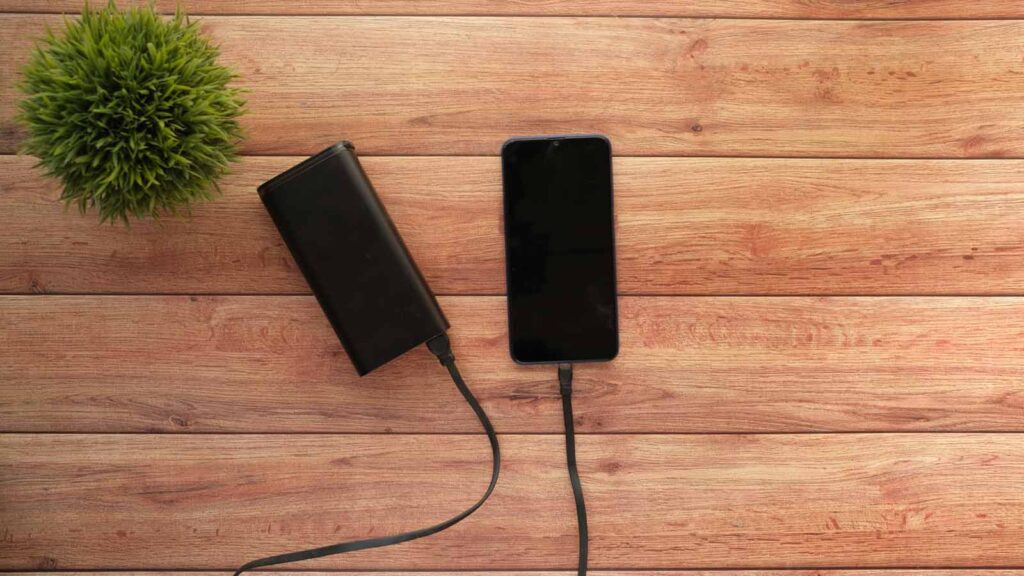 Handy wird oft mit 1000 mAh Powerbank geladen